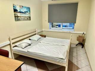 Хостел Невский Калининград Двухместная комната с большой кроватью супер кинг сайз (90*200 см)-1