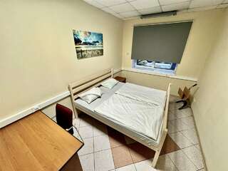 Хостел Невский Калининград Двухместная комната с большой кроватью супер кинг сайз (90*200 см)-3