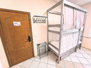 Хостел Невский Калининград Кровать в мужской 4х местной комнате с электронным замком-1