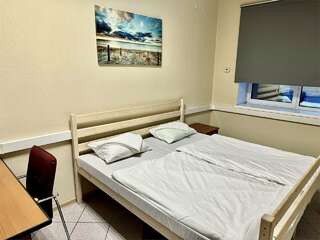 Хостел Невский Калининград Двухместная комната с большой кроватью супер кинг сайз (90*200 см)-4