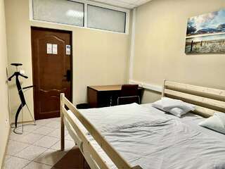 Хостел Невский Калининград Двухместная комната с большой кроватью супер кинг сайз (90*200 см)-2